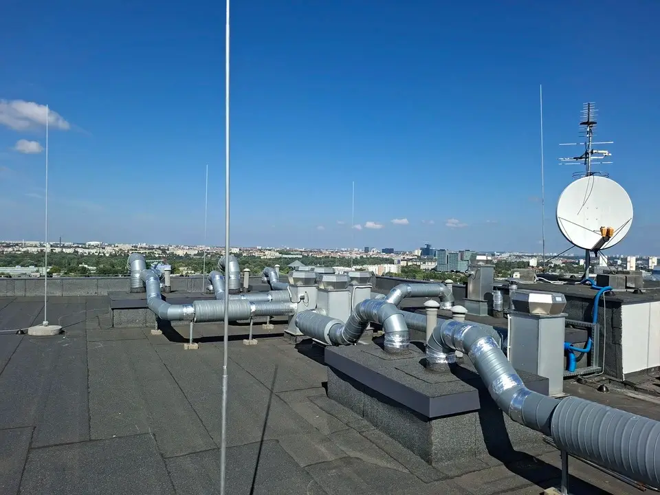 Instalacja odgromowa na budynku firmy