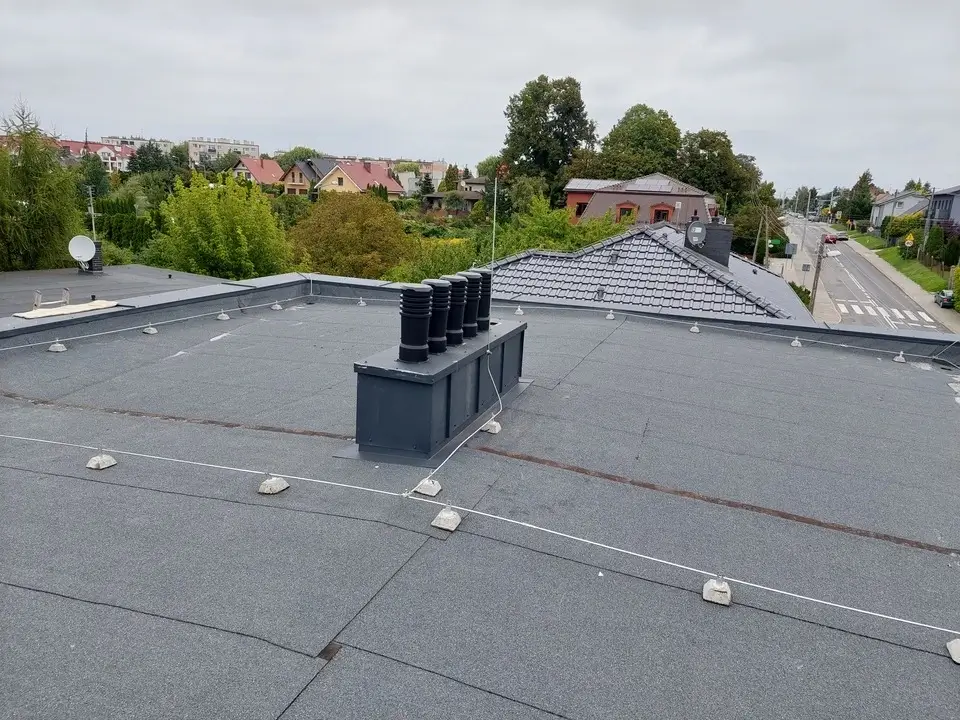 Instalacja odgromowa na budynku użyteczności publicznej